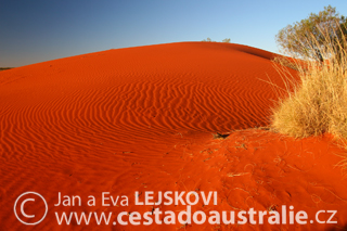 Rudá australská poušť zabírá velkou plochu Austrálie